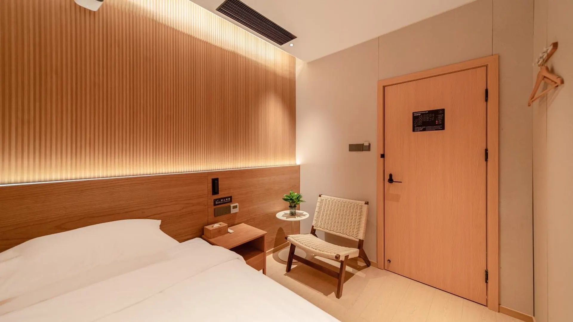 Captain 5 Youth Hotel-Xianxia Road Branch Shanghai 2*,  China
